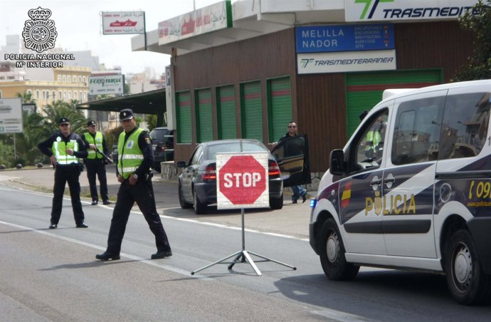 Control de la Policía Nacional de personas y vehículos frente a la entrada al Pu