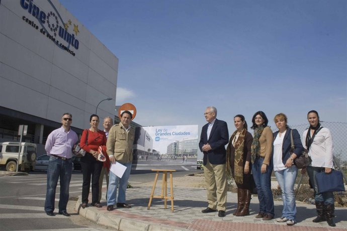Alcocer y Raynaud presentan su propuesta sobre el terreno.