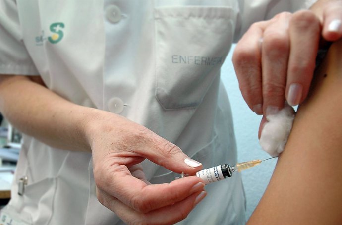 Una enfermera poniendo una vacuna