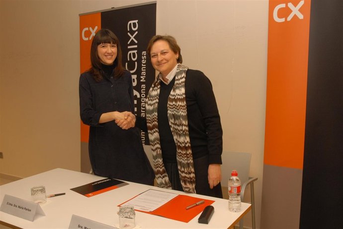 La directora de la Obra Social de CatalunyaCaixa, Marta Lacambra, ha firmado un 