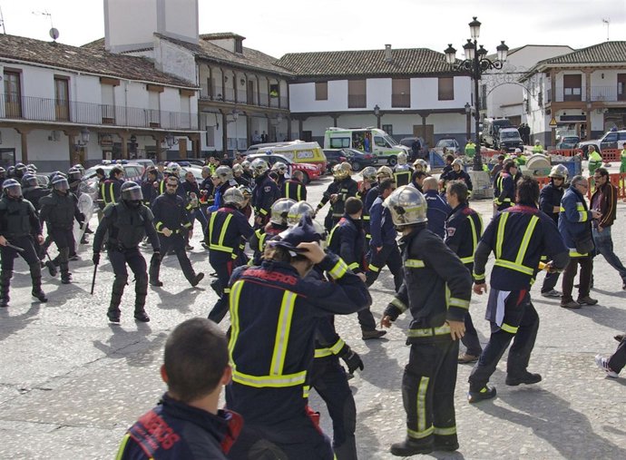 Un momento de los enfrentamientos entre Bomberos y Guardias CIviles