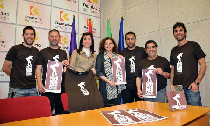 Montes y Niñoles entre miembros del colectivo ISO 23 durante la presentación