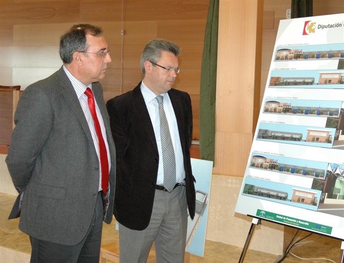 Franández y Morales miran planos del proyecto