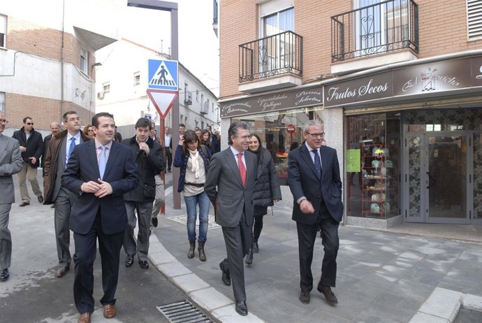 El consejero de Presidencia durante su visita a Valdemoro