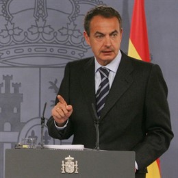 Zapatero en el atril en una RDP en Moncloa