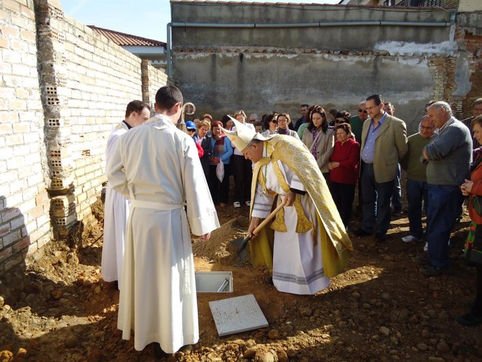 El obispo colocando la primera piedra