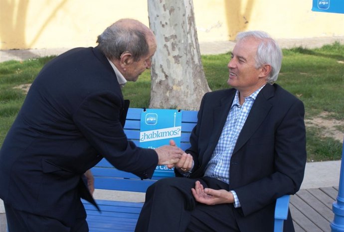 El candidato del PP a la Alcaldía de Zaragoza, Eloy Suárez, recibe en su 'Banco 