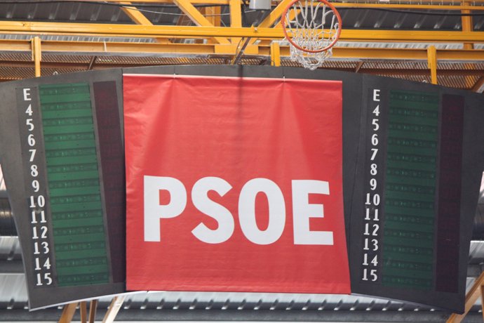 Cartel del PSOE en un polideportivo