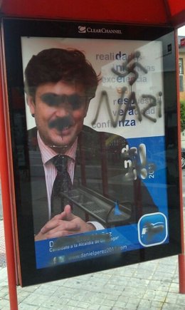 Cartel del PP de Galapagar con pintadas