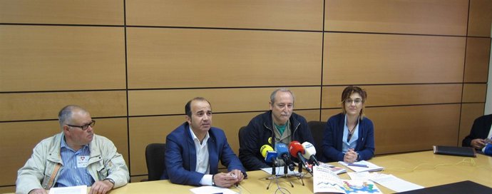 Representantes de la Plataforma Costera Sur, el candidato del PSOE a la Alcaldía