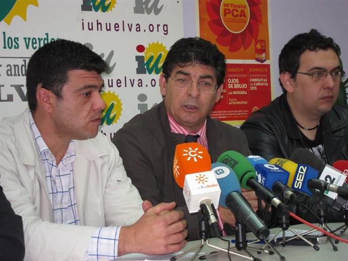 El coordinador general de IULV-CA, Diego Valderas, en rueda de prensa en Huelva.