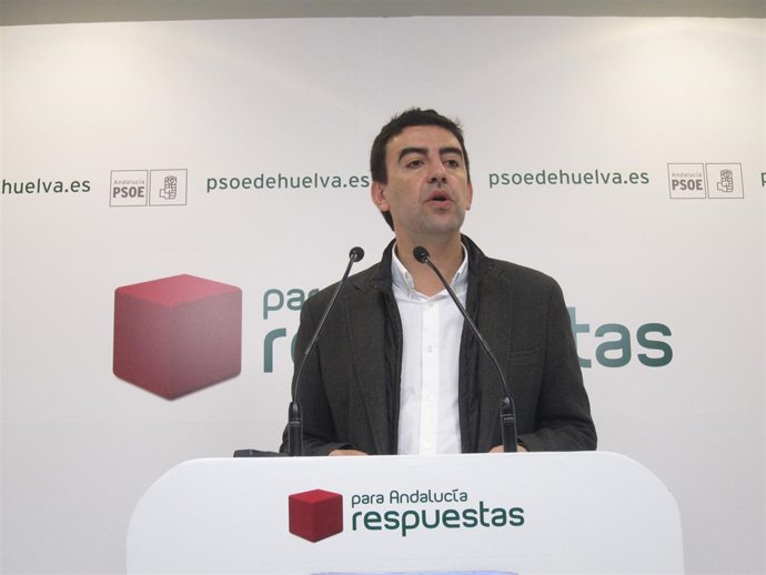 El portavoz del grupo socialista en el Parlamento andaluz, Mario Jiménez, en rue