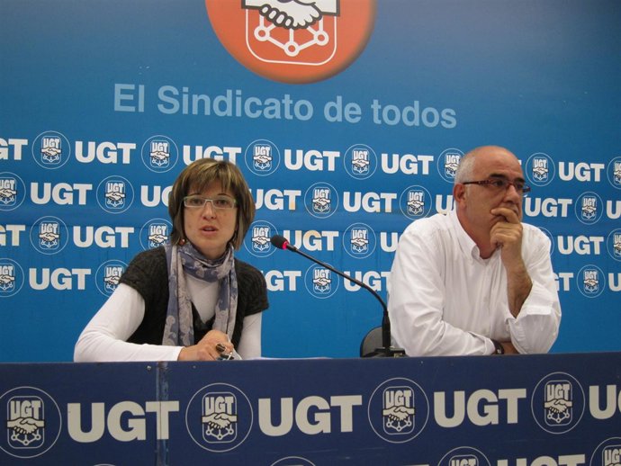 La secretaria de Política Económica de UGT de Navarra, Marta González, y el secr