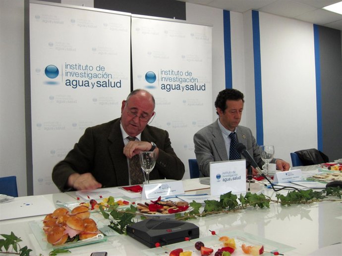 El presidente del IIAS, Francisco Maraver (i) y el secretario general del Instit