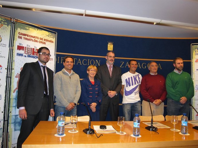 Autoridades y deportistas en la presentación del Campeonato de España de Triatló