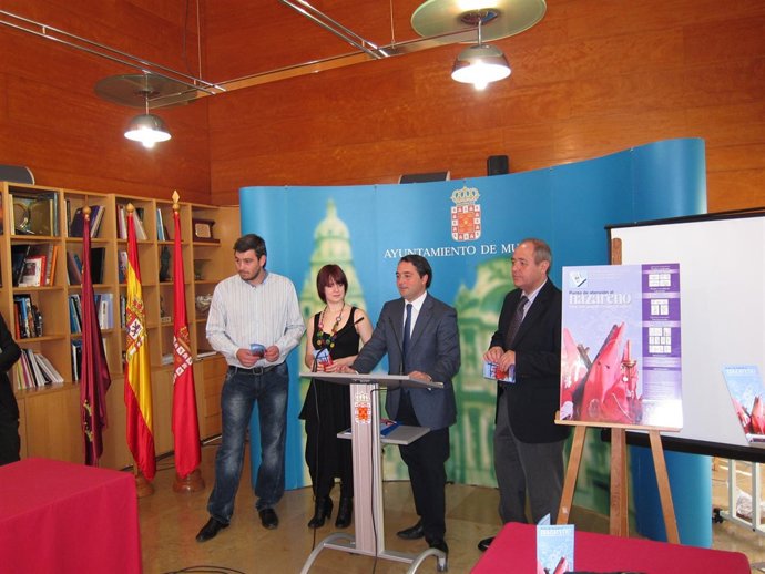 El presidente del Colegio de Fisioterapeutas, Pedro Marín, la coordinadora del p