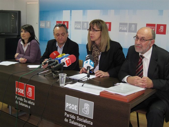 Los procuradores socialistas durante la rueda de prensa