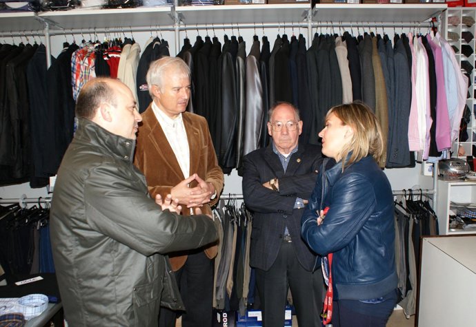 El candidato del PP a la Alcaldía de Zaragoza, Eloy Suárez, visita un comercio d