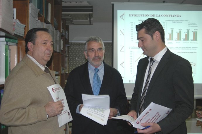 En el centro el presidente de la Cámara de Comercio de Córdoba, Ignacio Fernánde