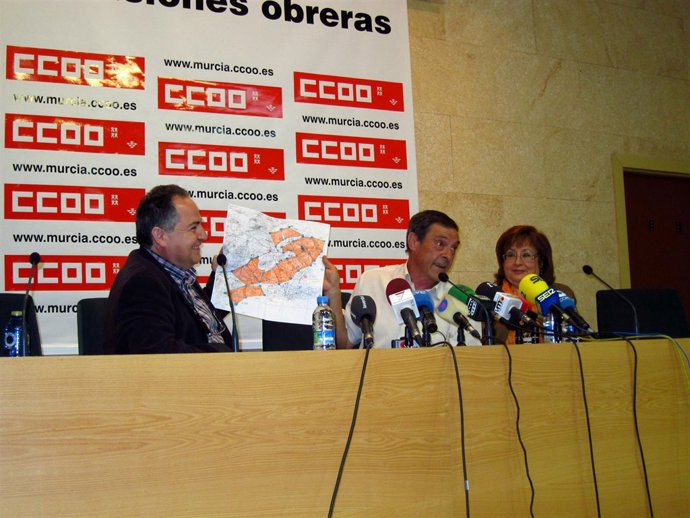 Miembros de AENA de CCOO muestran en rueda de prensa el escaso espacio aéreo con