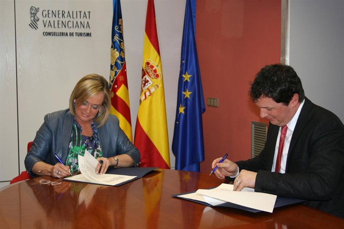 Belén Juste firma un protocolo de intenciones con el director de Marketing de Sw