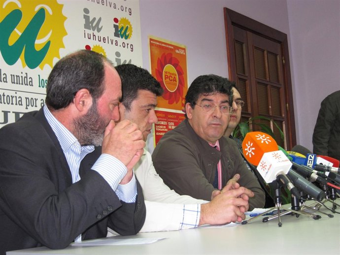  El coordinador general de IULV-CA, Diego Valderas, ante los medios.