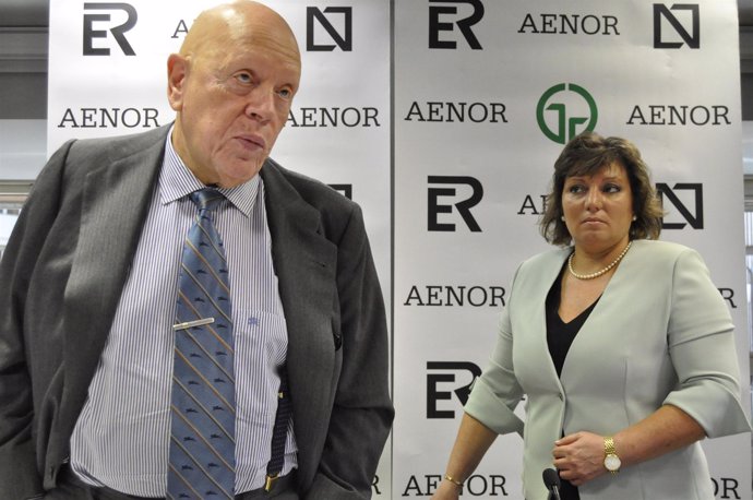 El presidente de AENOR, Manuel López Cachero, y la directora para Aragón, Marisa