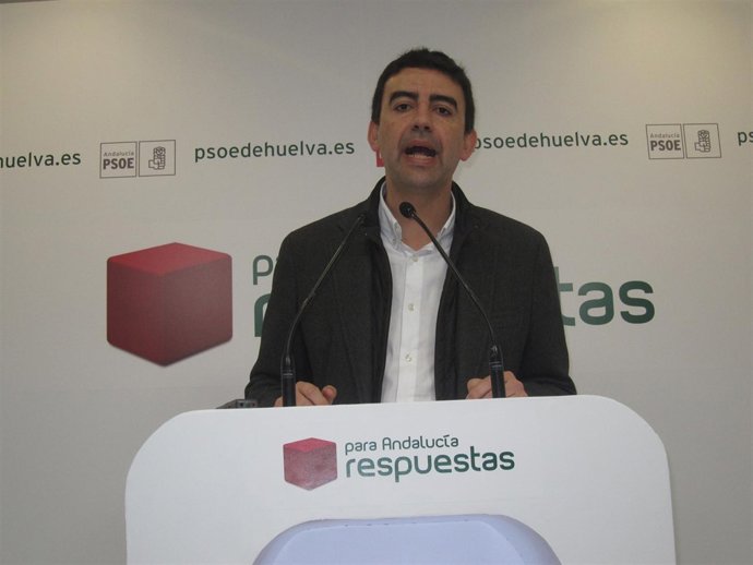 El secretario general del PSOE de Huelva, Mario Jiménez, en rueda de prensa.