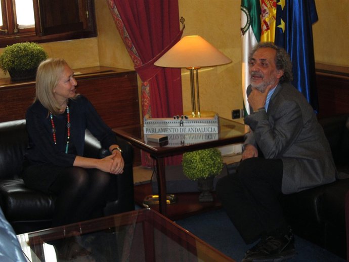 El Defensor del Pueblo Andaluz, José Chamizo, hace entrega del Informe Anual de 