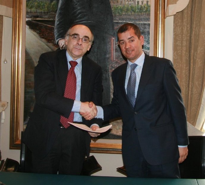 El presidente de Euskaltzaindia, Andres Urrutia, y el director del Instituto Nav