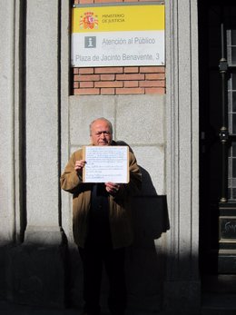 Francisco Bermúdez protesta en el Ministerio de Justicia por la sentencia que ob