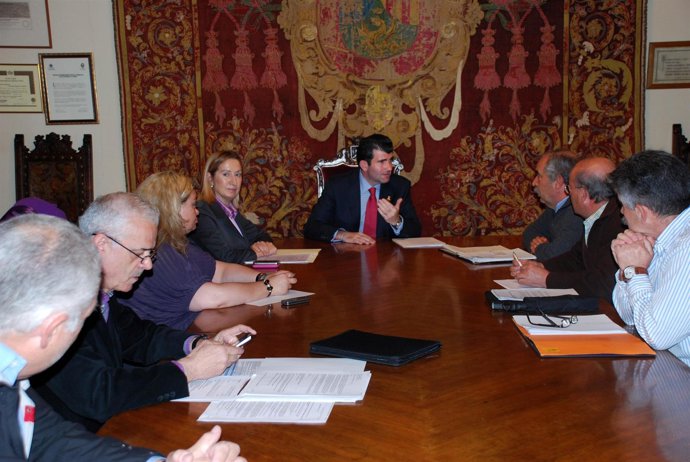 El alcalde  y la diputada Ana Pastor buscan soluciones para los extrabajadores d