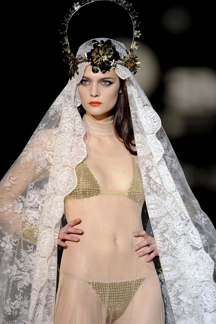 Modelo desfilando en Cibeles Fashion Week para la colección de Andrés Sardá