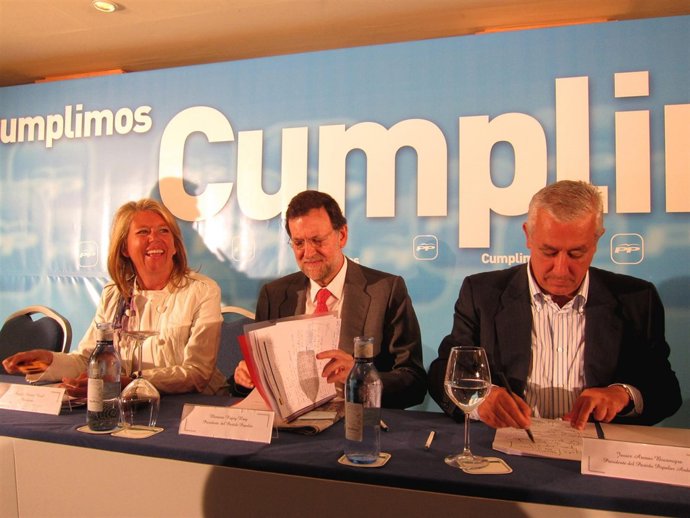 La alcaldesa de Marbella, Ángeles Muñoz; Mariano Rajoy y Javier Arenas