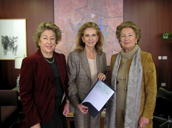 Mayren Beneyto entrega un cheque a Manos Unidas