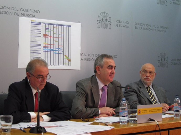 El delegado del Gobierno, en el centro, presenta el calendario electoral