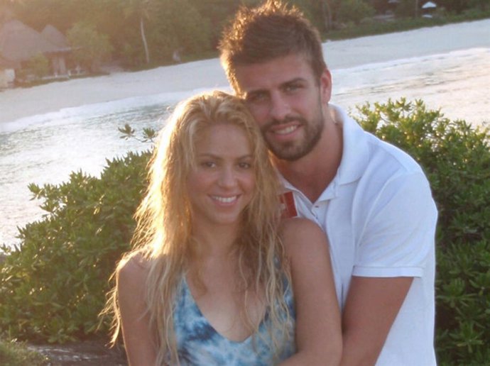 Shakira y Piqué posando abrazados 