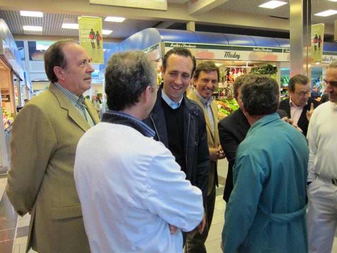 Rodríguez, Bauzá e Isern con los comerciantes.