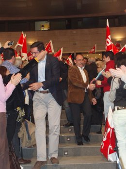 Óscar López en un mitin