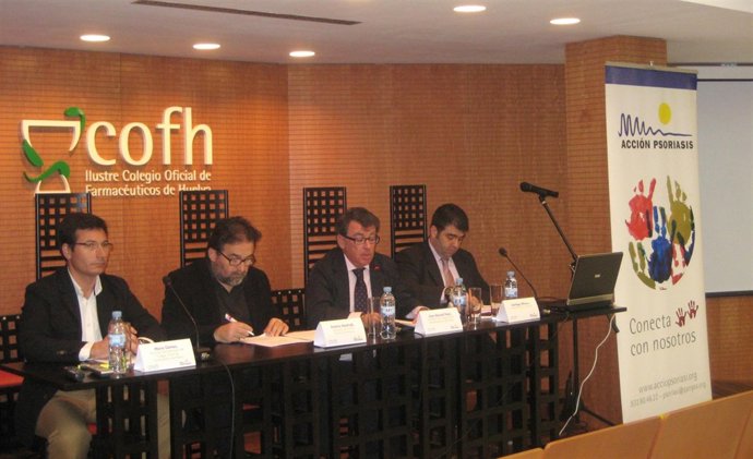 Representantes de Acción Psoriasis y del Colegio Oficial de Farmacéuticos de Hue