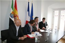 Un instante de la firma del convenio