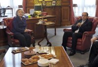 Clinton afirma que aún no han decidido armar al Consejo Nacional libio