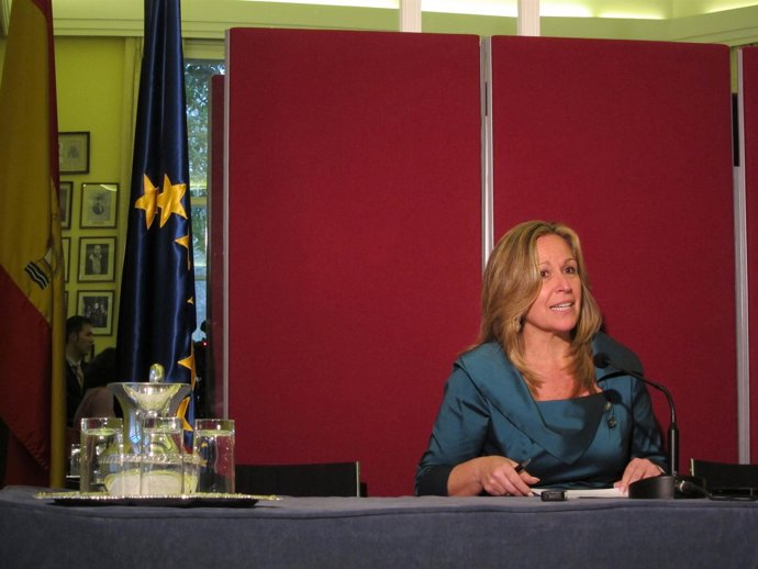 Trinidad Jiménez en rueda de prensa en la Embajada de España en Londres al térmi