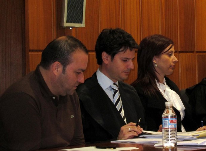 Los dos acusado de matar al marido de la mujer en una sesión del juicio
