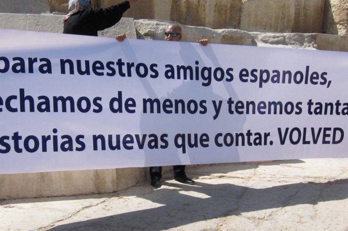 Guías turísticos reciben a los españoles en las pirámides de Gizá