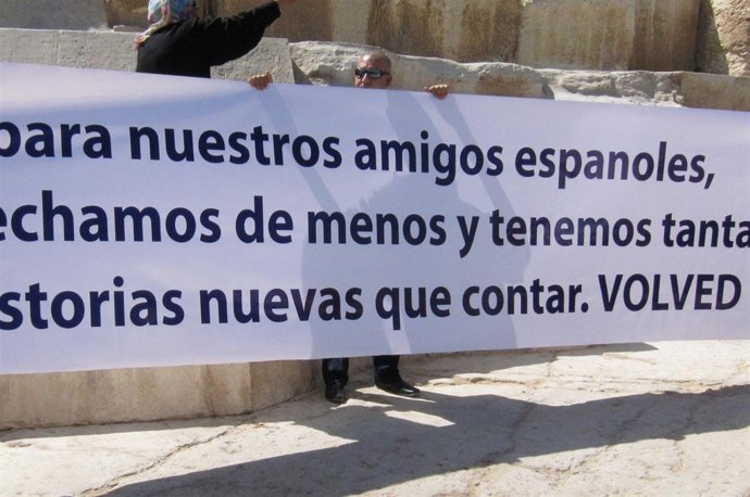 Guías turísticos reciben a los españoles en las pirámides de Gizá