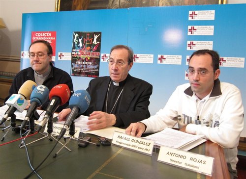 El delegado de Juventud de la Diócesis, José Javier Anaut; el arzobispo de Pampl