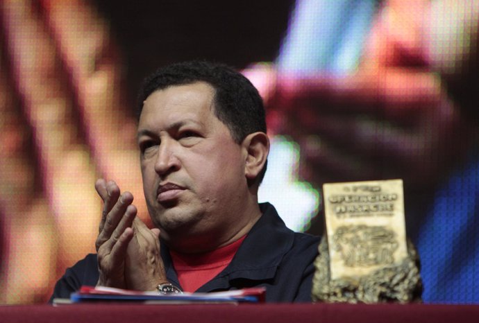El presidente venezolano, Hugo Chávez, recibiendo el premio Rodolfo Walsh de per