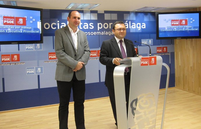 El secretario general del PSOE de Málaga, Miguel Ángel Heredia, se dirige a los 