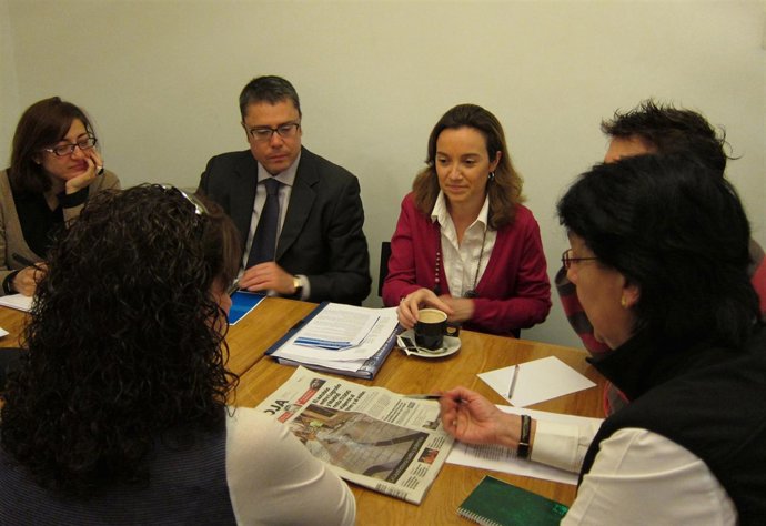 Cuca Gamarra durante su encuentro con hosteleros de la calle Laurel